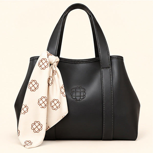 Bolso Negro tipo tote con pañoleta — vista de frente
