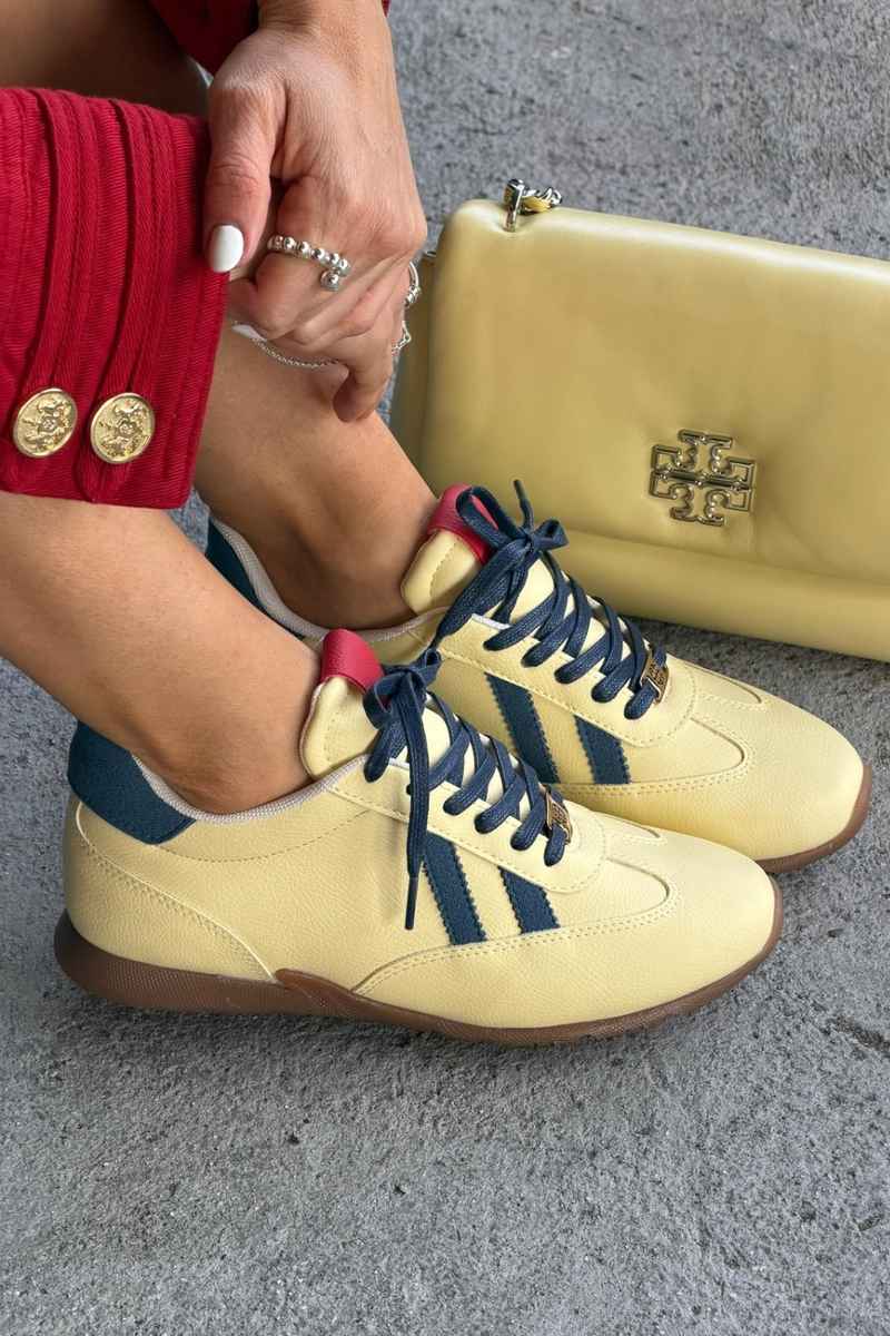 Irma Amarillo x Rojo – detalle lateral con bolso